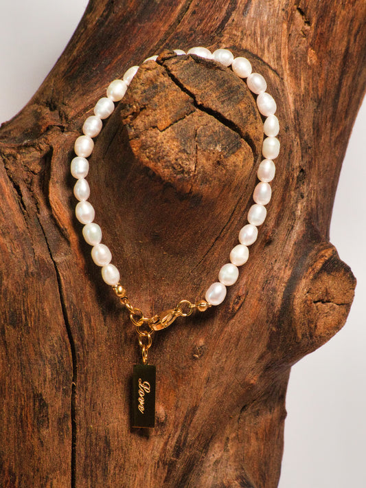 Hunde Perlenarmband Gold an Holz Block