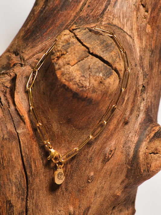 Hunde Paper Clip Armband Gold an Holz Block