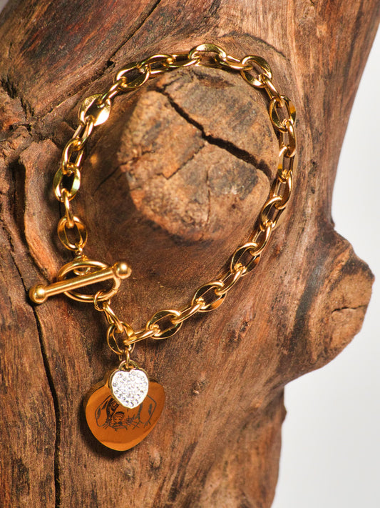 Hunde Armband Gold an Holz Block