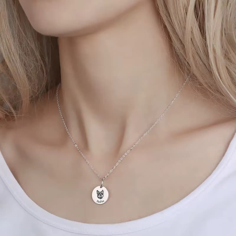 INDIVIDUELLE HAUSTIERKETTE tragen an Person