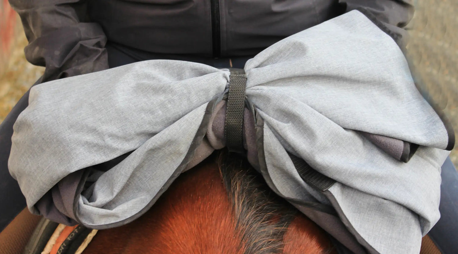 Reitdecke eingerollt auf dem Pferd