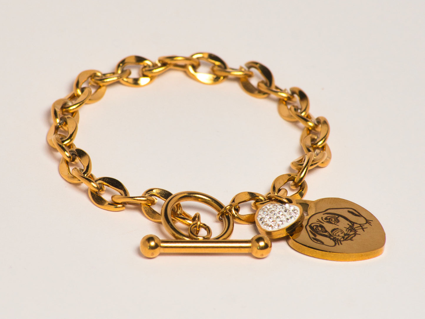 Hunde Armband Gold mit Stein auf weißem Hintergrund
