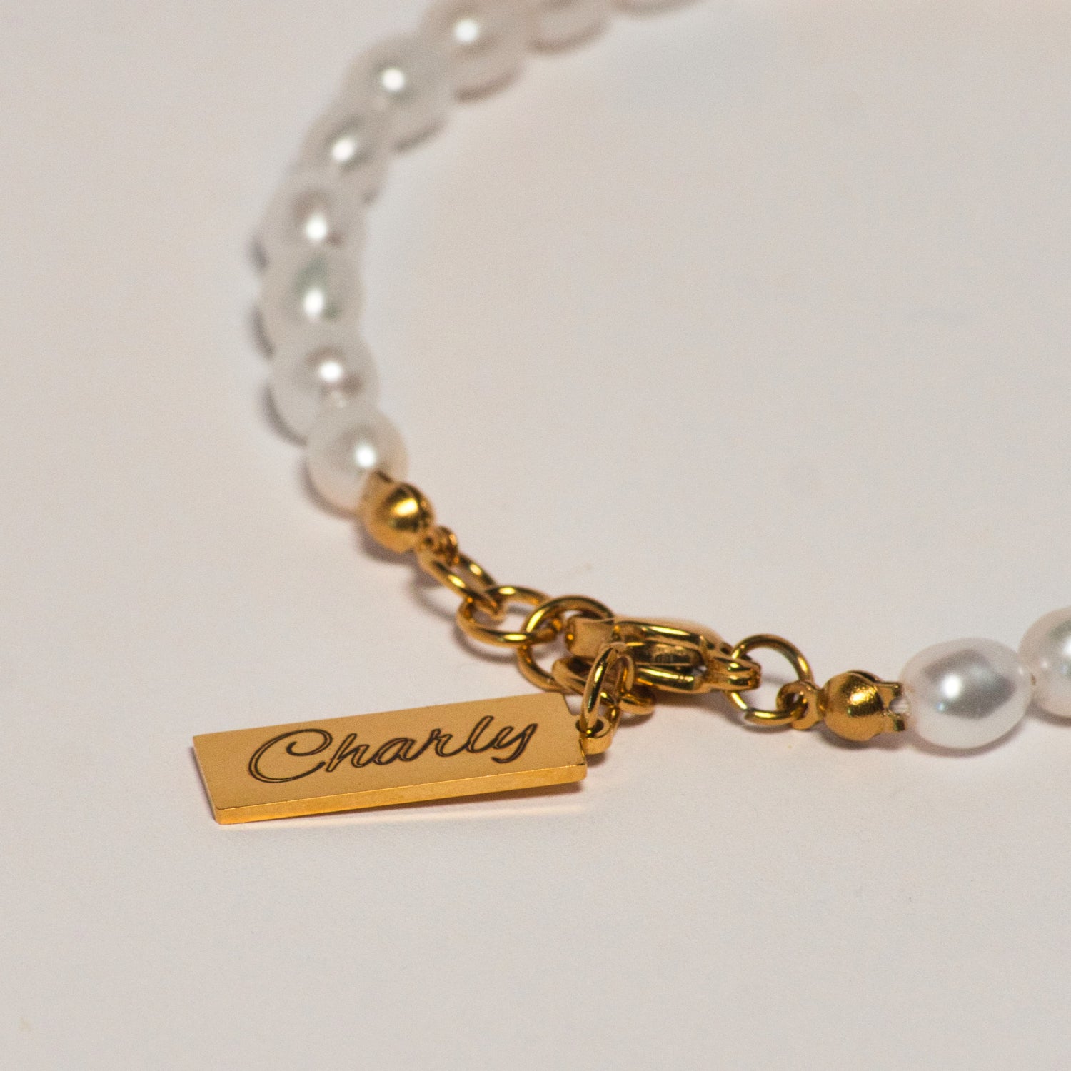Perlenkette Gravur close up 