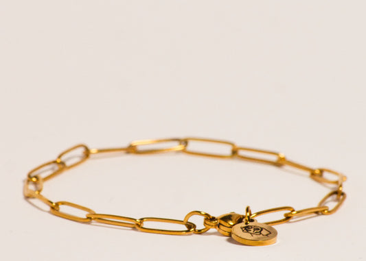 Gold Paper Clip Armband auf weißem Hintergrund 