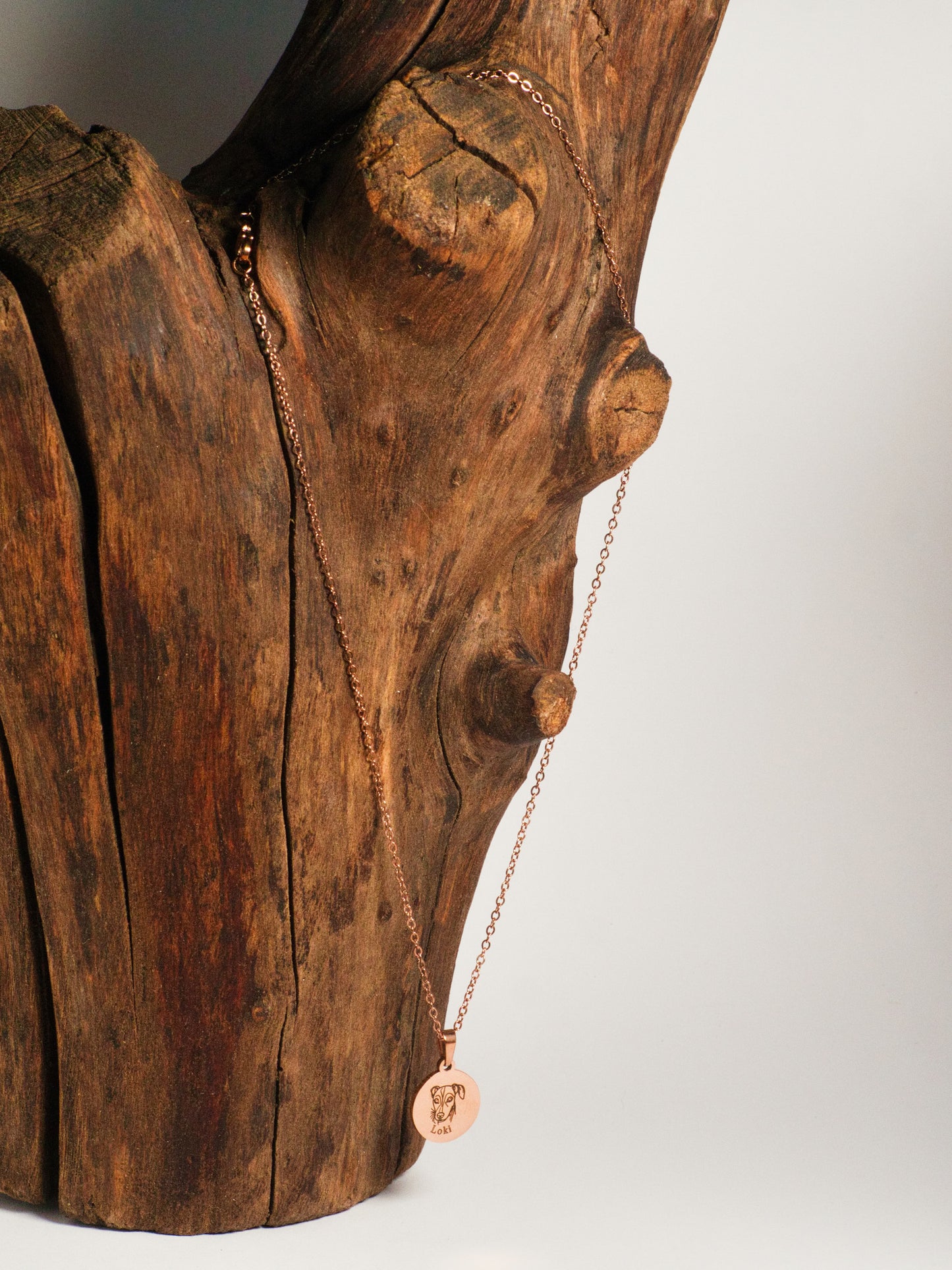 Hunde Ketten Rose Gold an Holz Block 