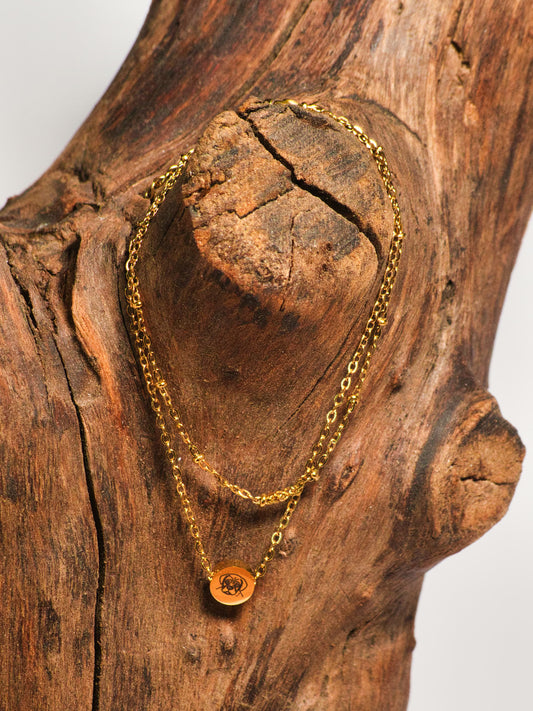 Hunde Fußkette Gold an Holz Block 