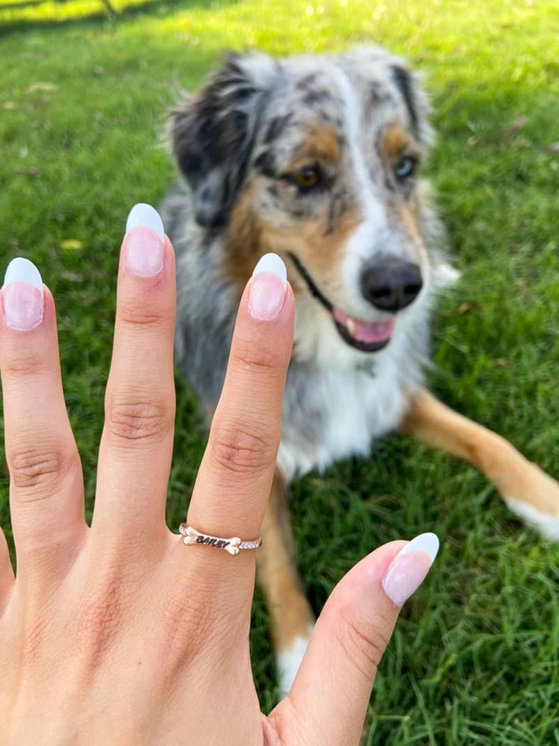 INDIVIDUELLER Hunde Ring im Hunde Knochen Design Silber getragen